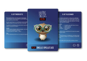 Central blue game card with 'Kids Box Play' title and an owl mascot; flanked by Dutch instruction panels on left and right.