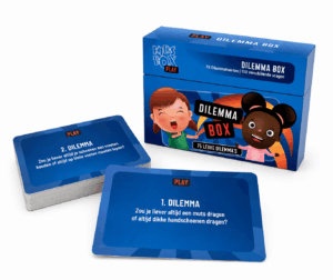 Blue Dilemma Box game set with cartoon kids on the box, and two blue card decks fanned out in front showing dilemmas in Dutch: 'Zou je liever altijd een muts dragen of altijd dikke handschoenen dragen?'.
