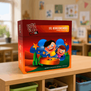 Bright red toy box labeled Kids Box XXL Beweggememor ie with two smiling cartoon children on a colorful outdoor scene; placed on a wooden classroom table, blurred background children’s room.